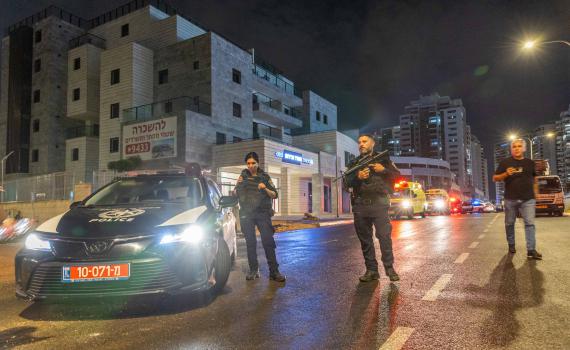 המשטרה חוקרת: בדיחה בין חברים שנגמרה בדקירה