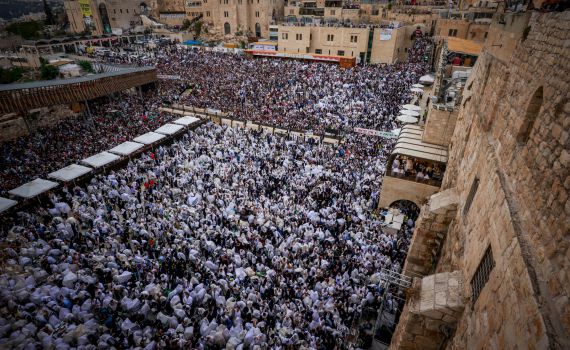 תיעוד מרהיב: עשרות אלפים בברכת הכהנים בכותל
