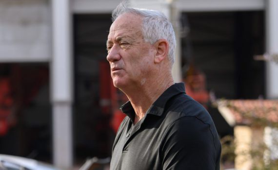 גנץ: מוכן לדון בכניסה לממשלה ולהקים קבינט מלחמה