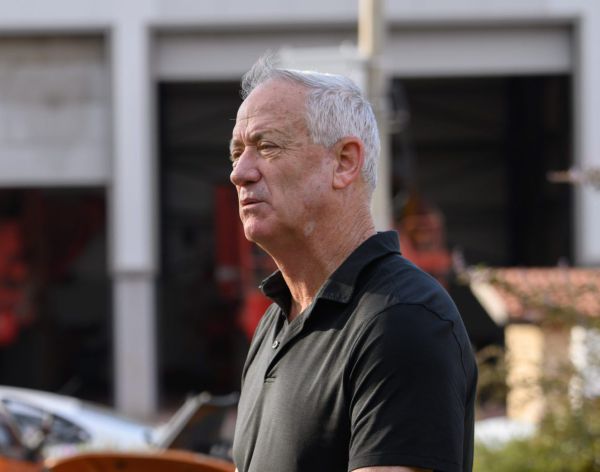 גנץ בהלוויית ראש המועצה: אעבור לגור בעוטף עזה