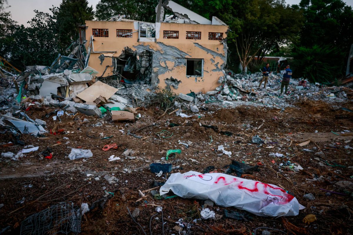 כוחות חיכו בחוץ בזמן שתושבי בארי נרצחו ונחטפו