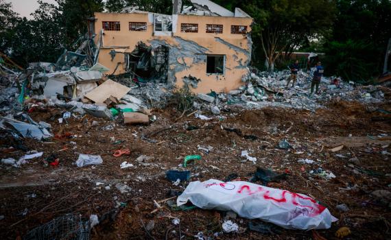 כוחות חיכו בחוץ בזמן שתושבי בארי נרצחו ונחטפו