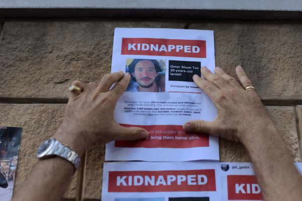 הוקם צוות של 200 קצינים הממונים על החטופים