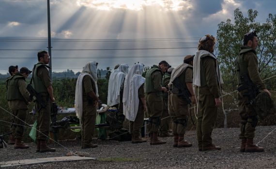 תמונת היום: חיילים מתפללים בגבול לבנון