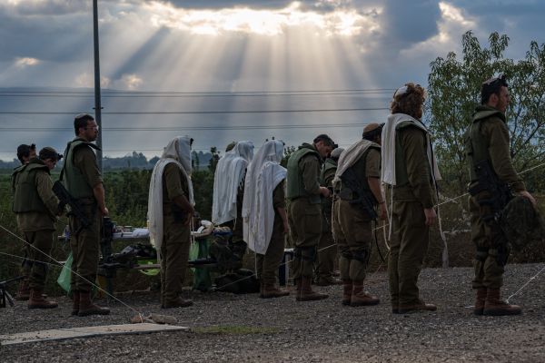 תמונת היום: חיילים מתפללים בגבול לבנון