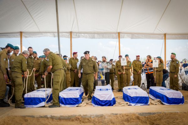 5 ארונות קבורה: בני משפחת קוץ הובאו למנוחה