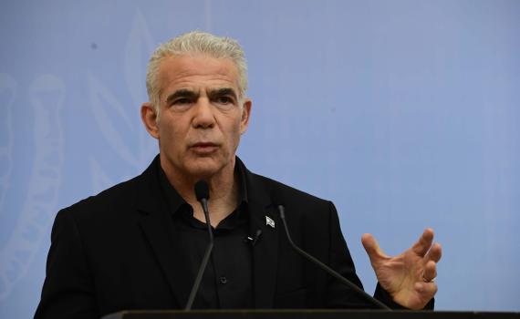 לפיד התפוצץ על נתניהו: "חצה הלילה קו אדום"