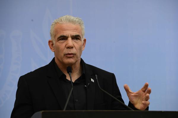 לפיד התפוצץ על נתניהו: "חצה הלילה קו אדום"