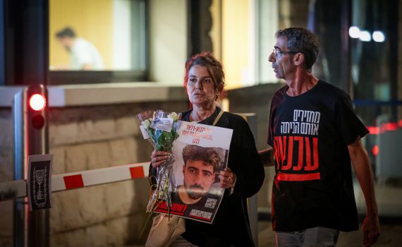 משפחות החטופים יוכרו כמשפחות נפגעי איבה