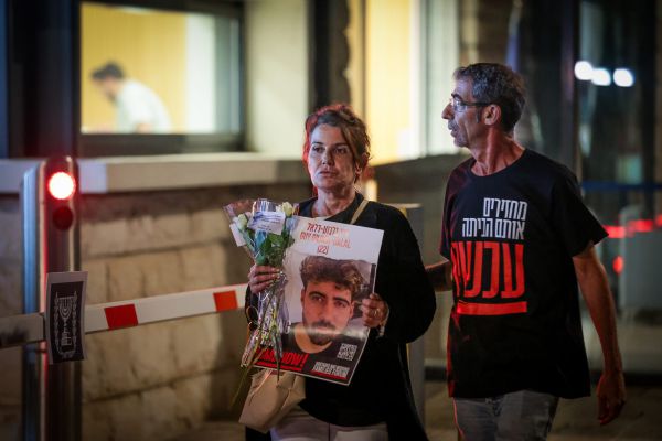 משפחות החטופים יוכרו כמשפחות נפגעי איבה