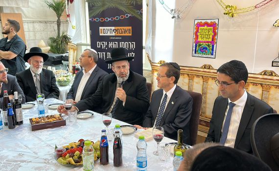 הרב לאו אירח את הנשיא הרצוג: "מתייצב באומץ"