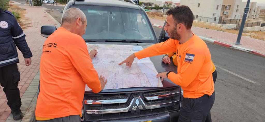 תחת גשם כבד: שלושה נערים נתקעו בנחל חצצון