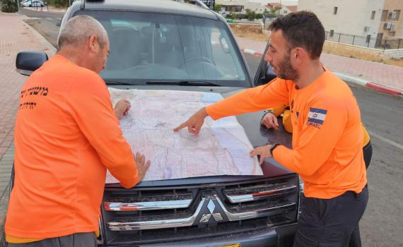 תחת גשם כבד: שלושה נערים נתקעו בנחל חצצון