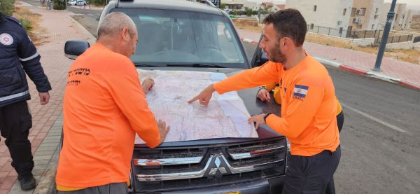 תחת גשם כבד: שלושה נערים נתקעו בנחל חצצון