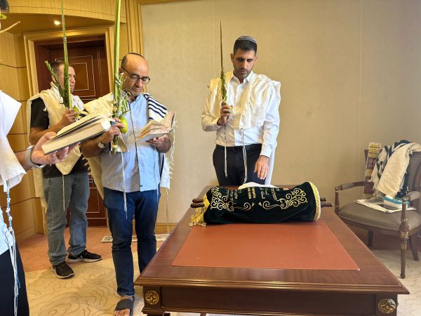 בתפילה ולולב: השר קרעי והמשלחת בסעודיה