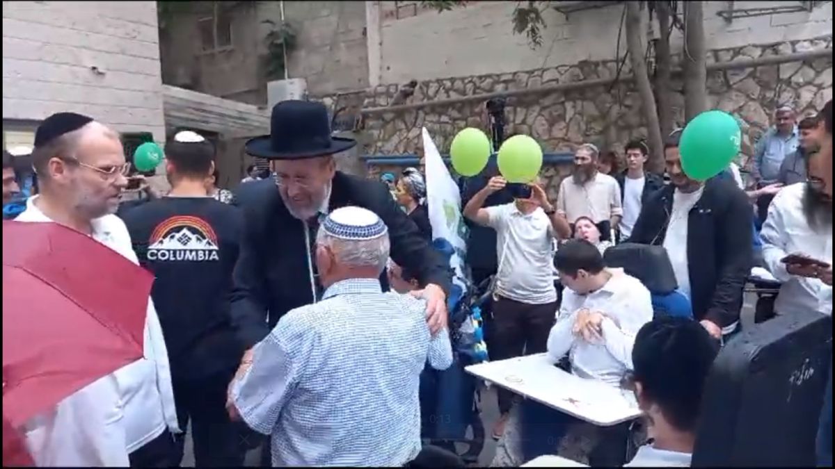 מרגש: הרב הראשי רקד עם החניכים עם המוגבלות. צפו