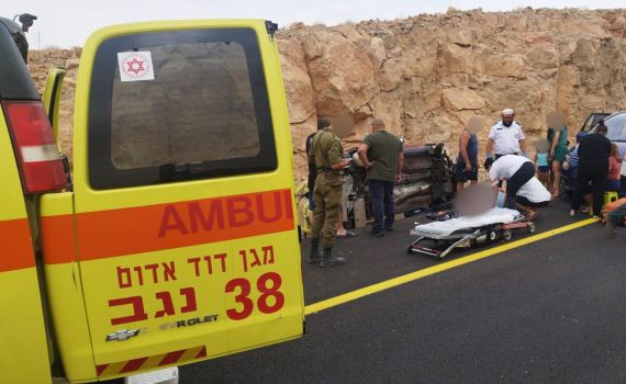 ארבעה פצועים בהתהפכות רכב בכביש 40