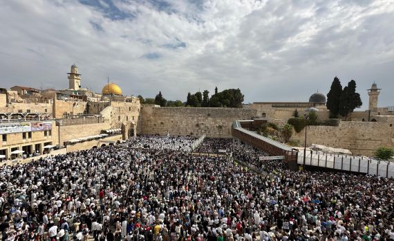 עשרות אלפי מתפללים בברכת הכהנים בכותל. צפו