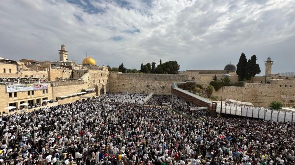 עשרות אלפי מתפללים בברכת הכהנים בכותל. צפו