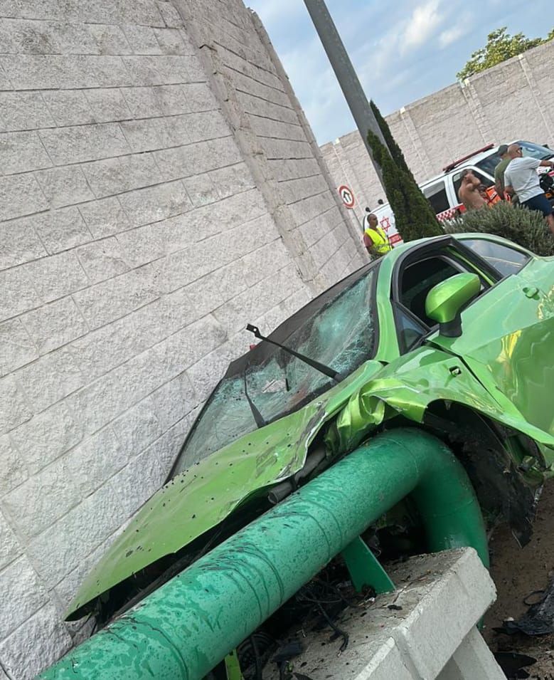 רכב התנגש בגשר להולכי רגל; שני צעירים נהרגו