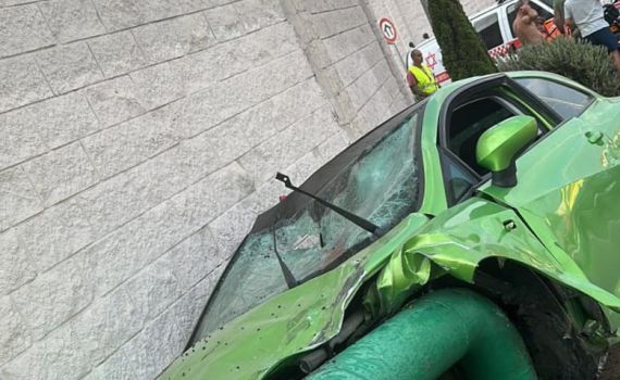 רכב התנגש בגשר להולכי רגל; שני צעירים נהרגו