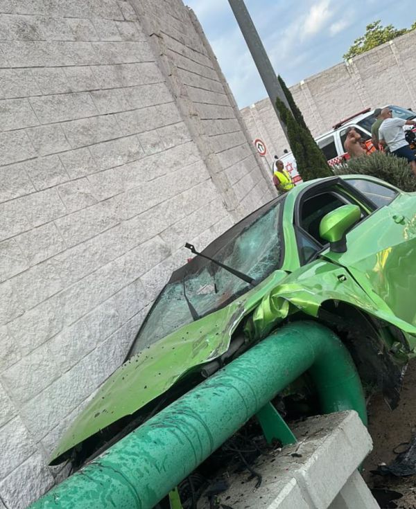 רכב התנגש בגשר להולכי רגל; שני צעירים נהרגו