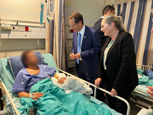 הנשיא הרצוג ביקר את הפצועים בבית החולים שמיר