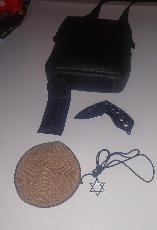 עם כיפה וסכין: בלשים עצרו 2 חשודים סמוך לבית כנסת