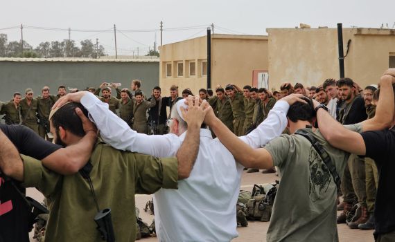 תיעוד מצמרר: הרב אליהו והלוחמים בתפילה ושירה