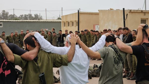 תיעוד מצמרר: הרב אליהו והלוחמים בתפילה ושירה