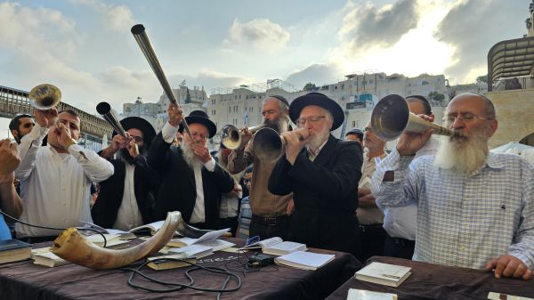 שידור חי: תפילת רבים וזעקה בהשתתפות רבנים
