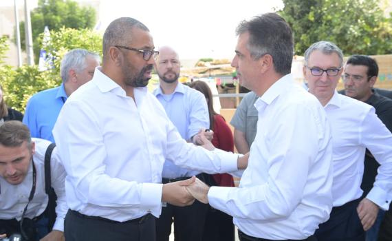 שר החוץ של בריטניה ביקר באופקים ונחשף לזוועות