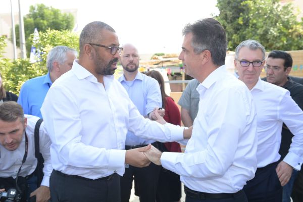 שר החוץ של בריטניה ביקר באופקים ונחשף לזוועות
