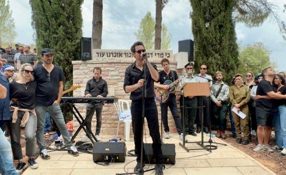 צפו: חנן בן ארי ועברי לידר בהלווית מנהל הבמה שנרצח