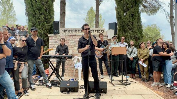 צפו: חנן בן ארי ועברי לידר בהלווית מנהל הבמה שנרצח