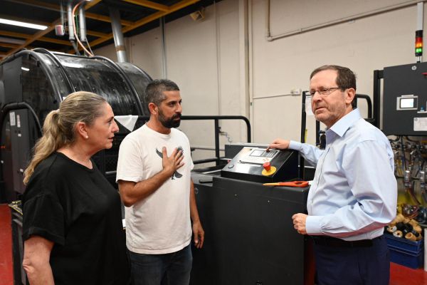 'לא ישברו אותנו': הנשיא חידש את הדפוס בבארי