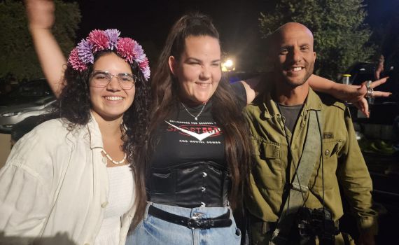 צפו: האמנים התגייסו למסיבת חתונה בשטח