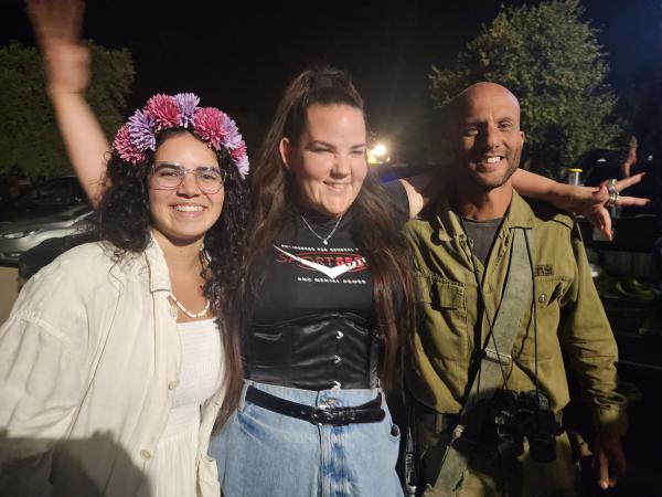 צפו: האמנים התגייסו למסיבת חתונה בשטח