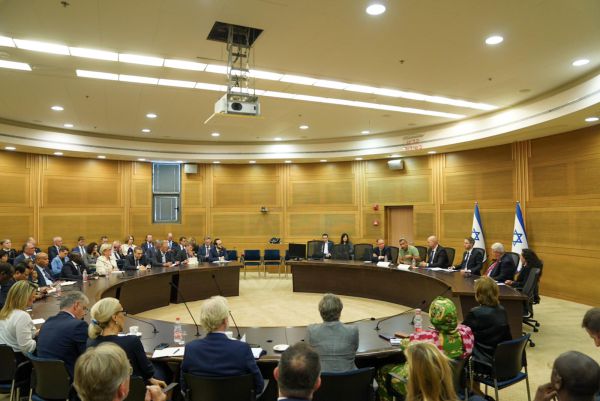 אוחנה לשגרירים: "זקוקים לכם לא רק כשטובחים בנו"