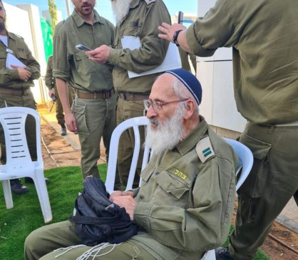 לבוש במדים: הרב אבינר חיזק את חיילי הרבנות הצבאית