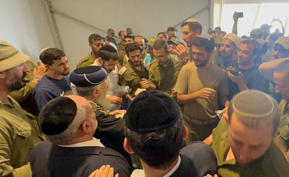 צפו: הרב יצחק יוסף בקבלת עול מלכות שמיים עם חיילים