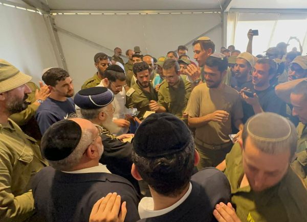 צפו: הרב יצחק יוסף בקבלת עול מלכות שמיים עם חיילים