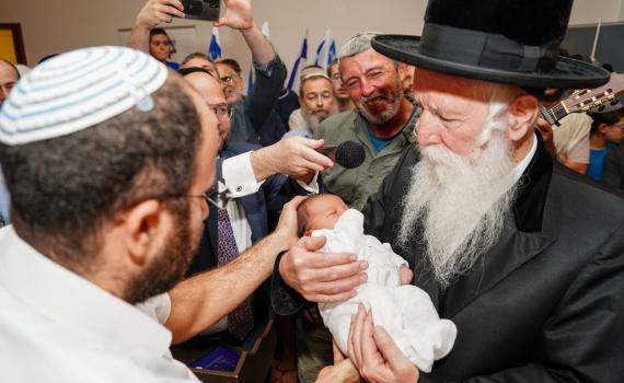 משפחת המפונים חגגה ברית במלון; הרב גרוסמן הגיע