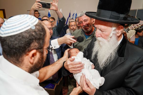 משפחת המפונים חגגה ברית במלון; הרב גרוסמן הגיע