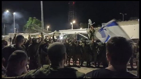 מרגש: הכנסת ספר תורה בבסיס שהותקף ע"י חמאס