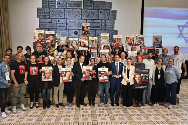 הרצוג למשפחות החטופים: "מתחייב לעשות הכל"