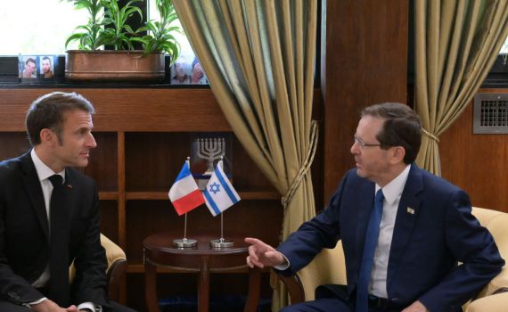 בניגוד לציוץ: מקרון גינה את הפיגוע בשיחה עם הרצוג