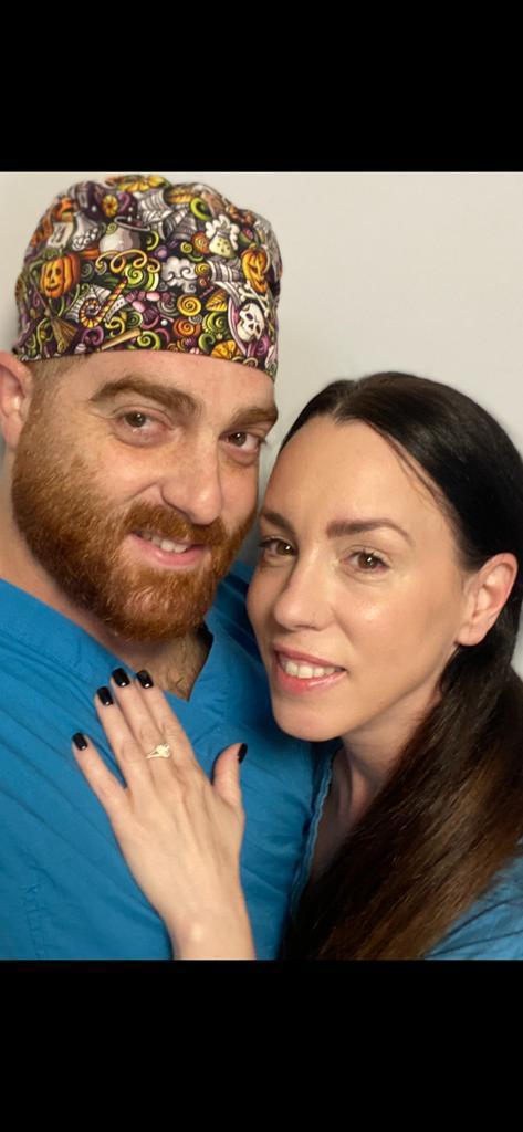 אהבה בימי מלחמה: הצעת נישואין בחדר ניתוח