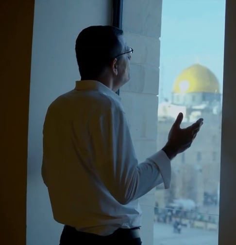 "ירושלים הבנויה": עמרם אדר בשיר לחיזוק החיילים