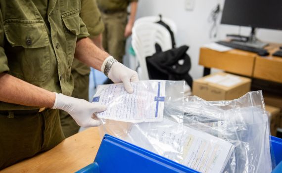 צה"ל חושף עשרות כלי נשק וחוברות הדרכה של חמאס